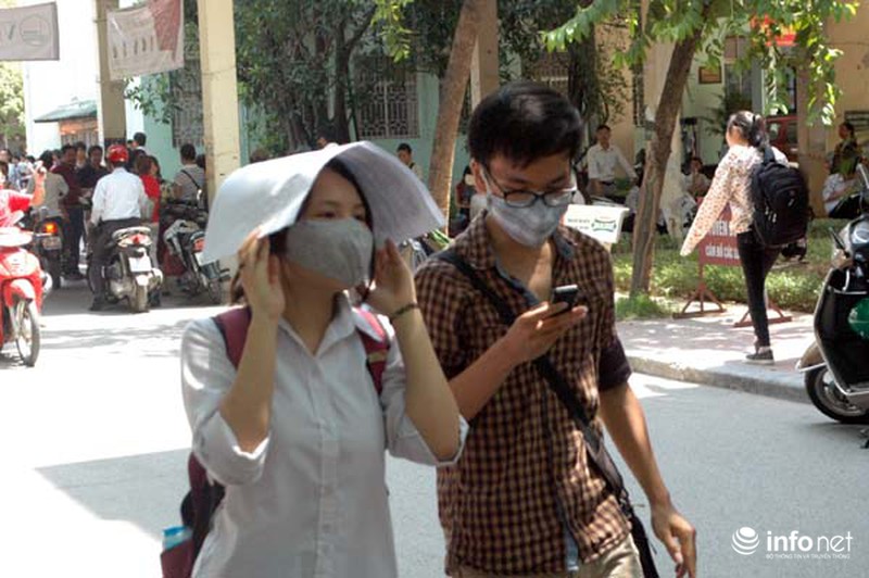 Kỳ thi ĐHQGHN: Cha mẹ vã mồ hôi dưới nắng 40oC gọi điện cho con - ảnh 11