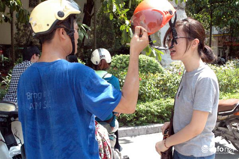 Kỳ thi ĐHQGHN: Cha mẹ vã mồ hôi dưới nắng 40oC gọi điện cho con - ảnh 6