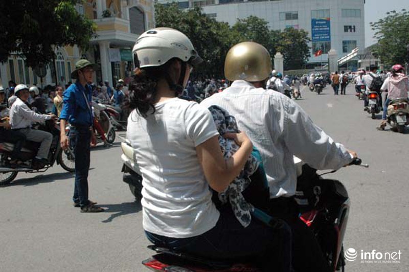 Kỳ thi ĐHQGHN: Cha mẹ vã mồ hôi dưới nắng 40oC gọi điện cho con - ảnh 7