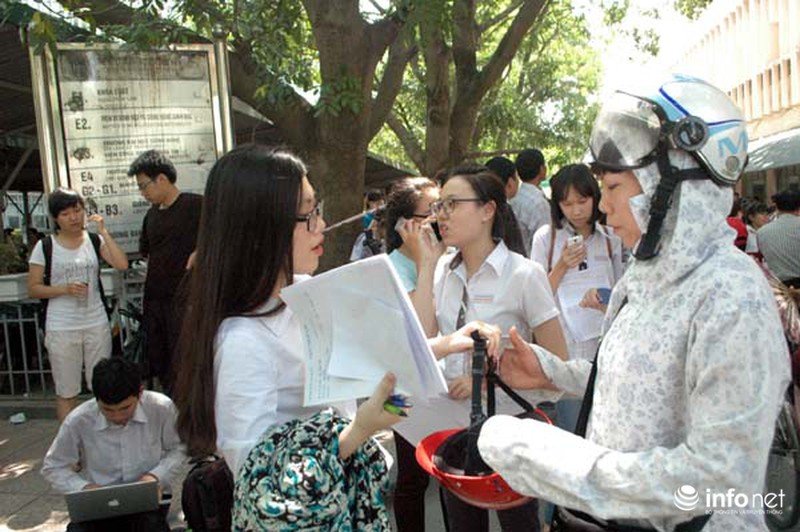 Kỳ thi ĐHQGHN: Cha mẹ vã mồ hôi dưới nắng 40oC gọi điện cho con - ảnh 2