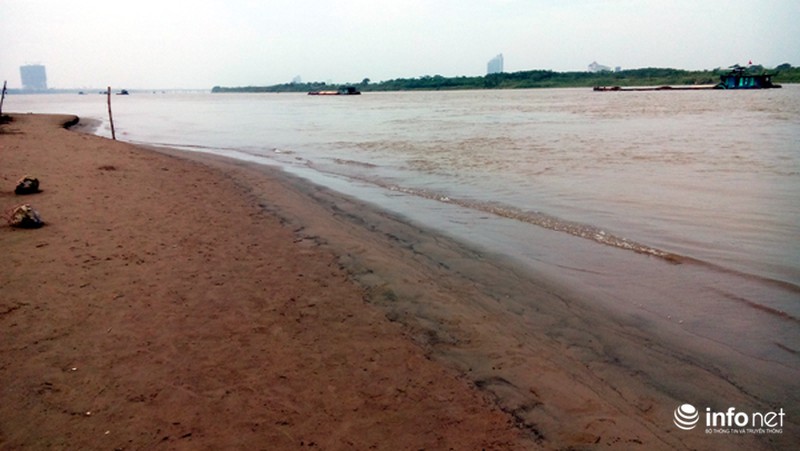 Nắng nóng, một phụ nữ xuống sông Hồng tắm giải nhiệt mất tích - ảnh 1