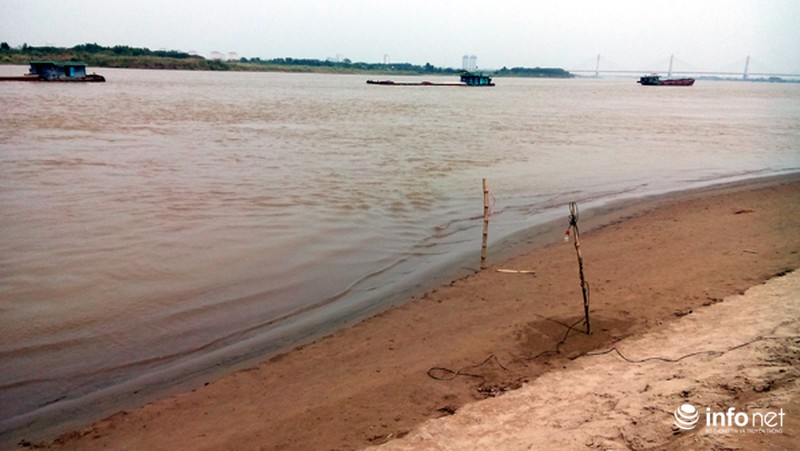 Nắng nóng, một phụ nữ xuống sông Hồng tắm giải nhiệt mất tích - ảnh 6