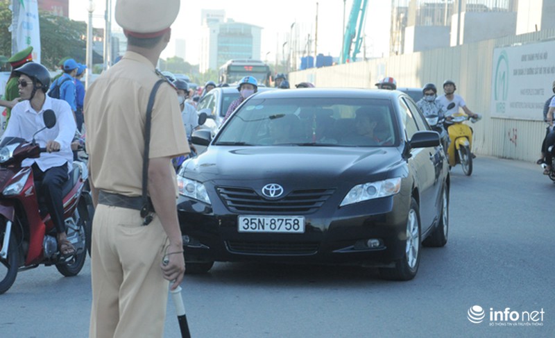 Nhiều thí sinh đi thi bằng xế hộp hạng sang - ảnh 1