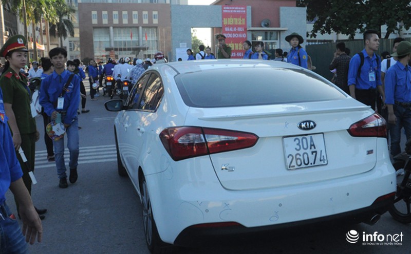 Nhiều thí sinh đi thi bằng xế hộp hạng sang - ảnh 9