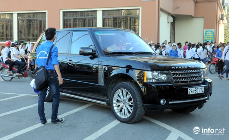 Nhiều thí sinh đi thi bằng xế hộp hạng sang - ảnh 10