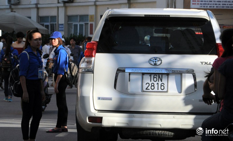 Nhiều thí sinh đi thi bằng xế hộp hạng sang - ảnh 11