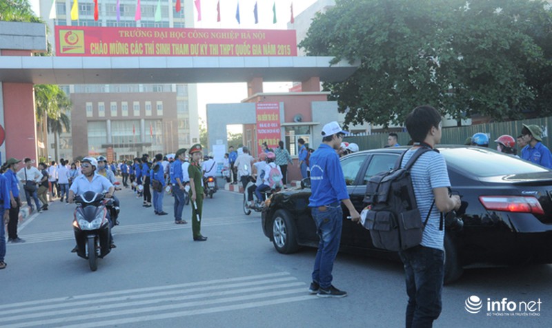 Nhiều thí sinh đi thi bằng xế hộp hạng sang - ảnh 2