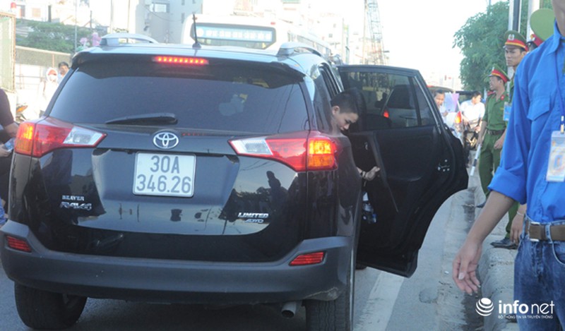 Nhiều thí sinh đi thi bằng xế hộp hạng sang - ảnh 3