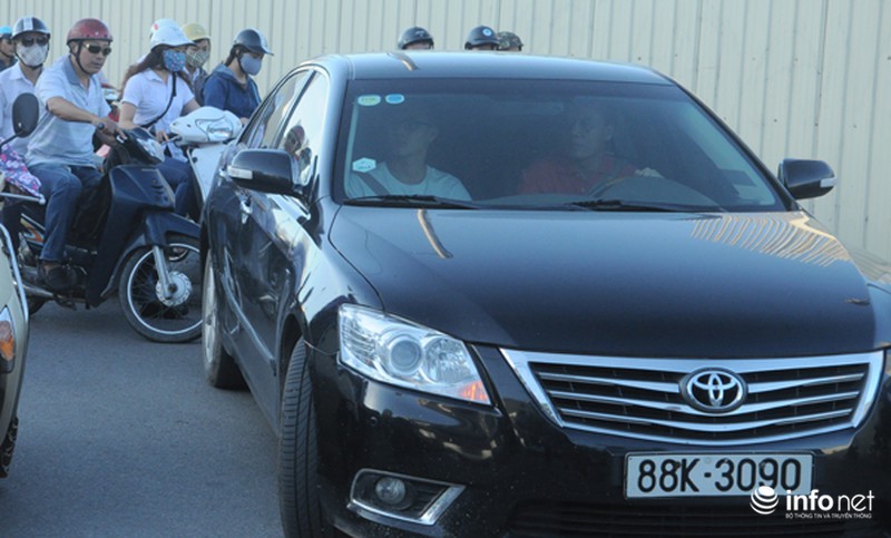 Nhiều thí sinh đi thi bằng xế hộp hạng sang - ảnh 4