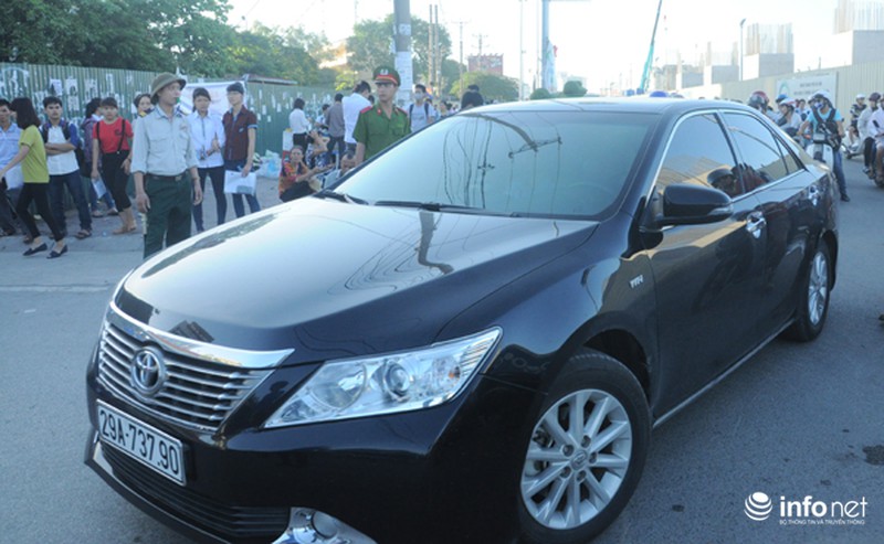 Nhiều thí sinh đi thi bằng xế hộp hạng sang - ảnh 5