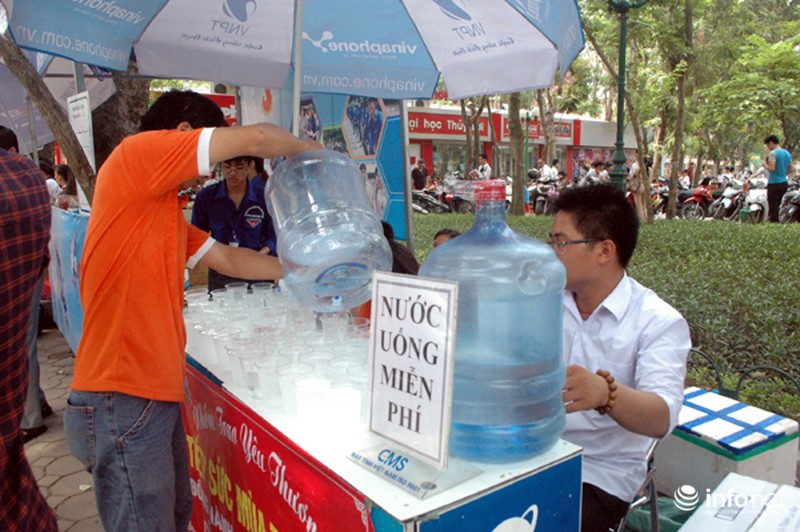 Những hình ảnh làm mát lòng thí sinh trong kỳ thi THPT Quốc gia - ảnh 8