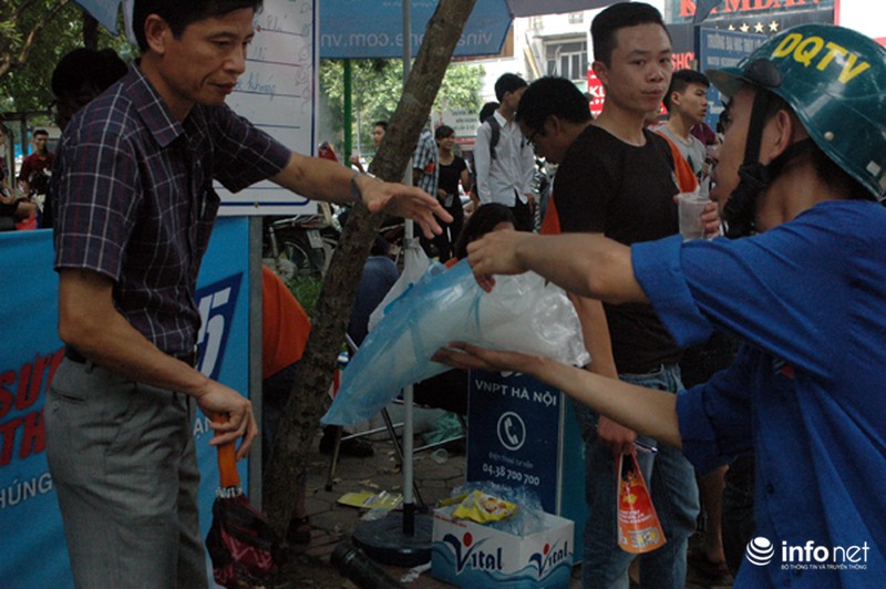 Những hình ảnh làm mát lòng thí sinh trong kỳ thi THPT Quốc gia - ảnh 3