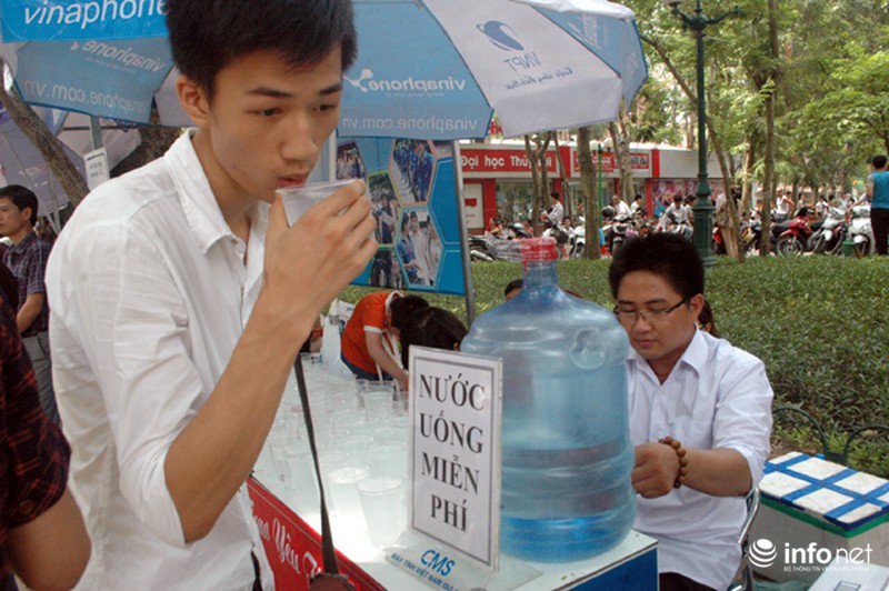 Những hình ảnh làm mát lòng thí sinh trong kỳ thi THPT Quốc gia - ảnh 7