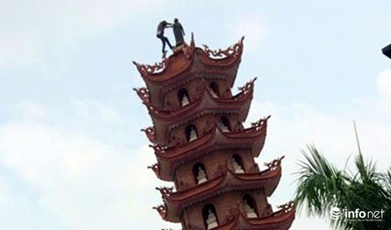 Thanh niên nghi “ngáo đá” nhảy từ nóc bảo tháp cao 40m xuống đất - ảnh 2