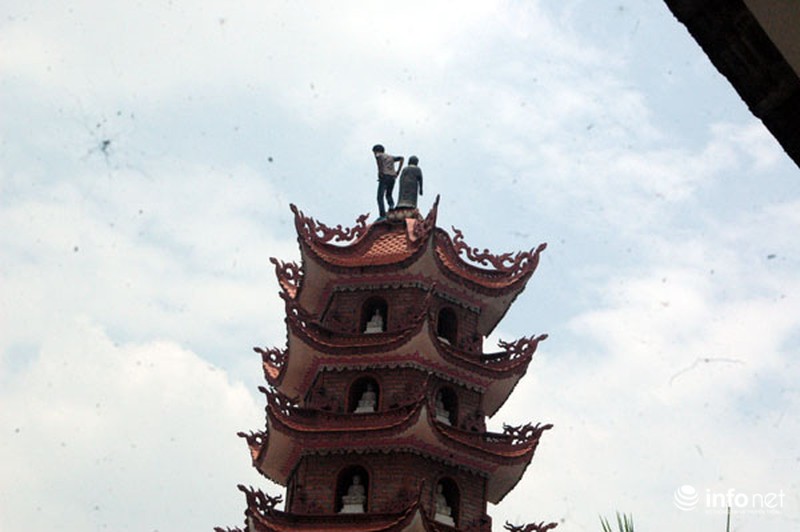 Thanh niên nghi “ngáo đá” nhảy từ nóc bảo tháp cao 40m xuống đất - ảnh 1