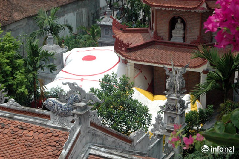 Thanh niên nghi “ngáo đá” nhảy từ nóc bảo tháp cao 40m xuống đất - ảnh 4