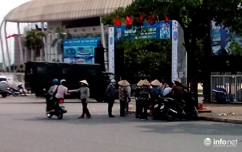 Dân buôn “khóc ròng” vì giá vé trận Việt Nam - ManCity rớt thê thảm - ảnh 1