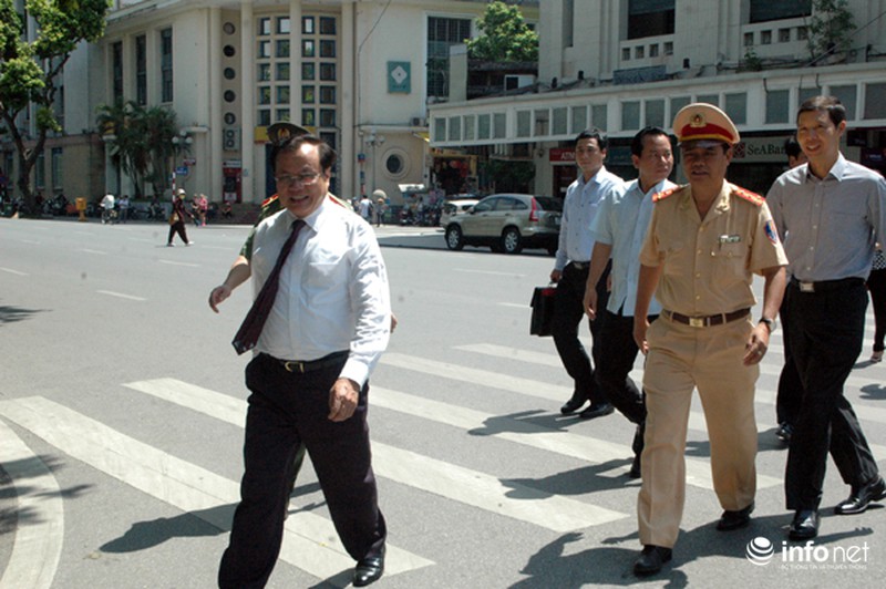 Bí thư Thành ủy Hà Nội thăm tổ công tác 141 - ảnh 1