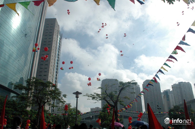 Tân học sinh trường THPT Hà Nội – Amsterdam tung thông điệp lên trời xanh - ảnh 11