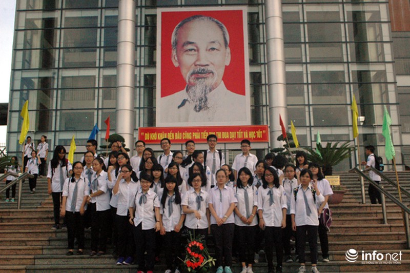 Tân học sinh trường THPT Hà Nội – Amsterdam tung thông điệp lên trời xanh - ảnh 12