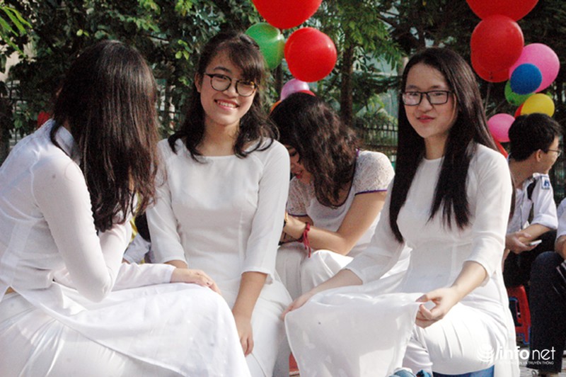 Ngắm những nữ sinh xinh xắn trong lễ khai giảng - ảnh 1