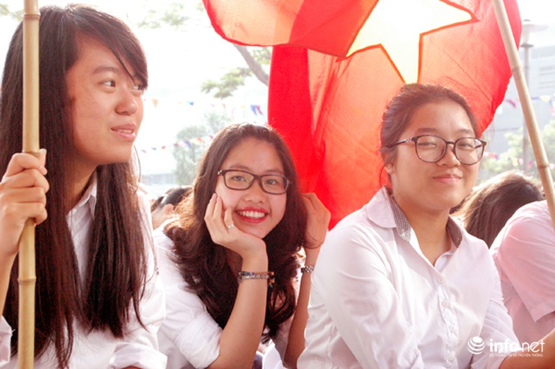 Ngắm những nữ sinh xinh xắn trong lễ khai giảng - ảnh 3