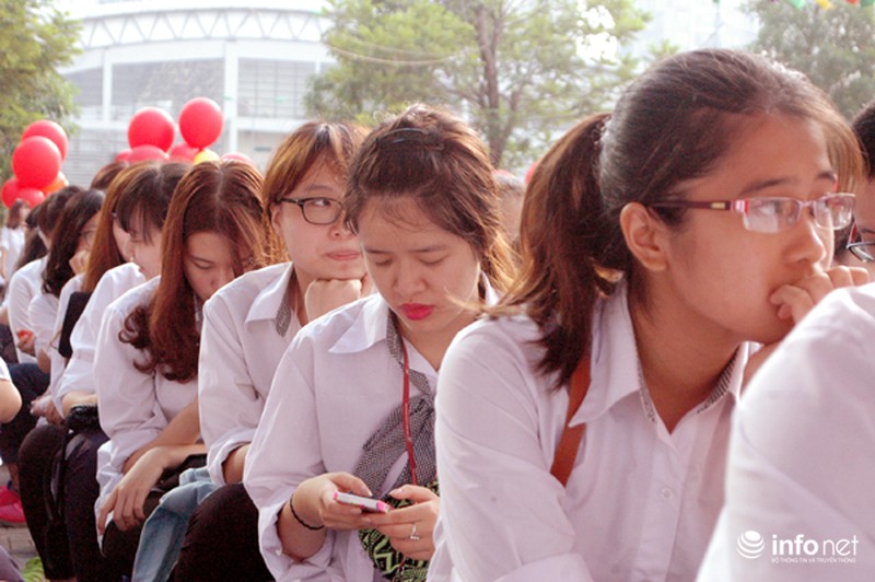 Ngắm những nữ sinh xinh xắn trong lễ khai giảng - ảnh 7