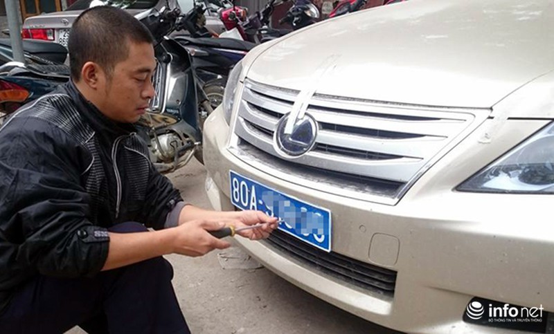 Phát hiện xe biển xanh giả, tài xế lớn tiếng dọa CSGT - ảnh 2