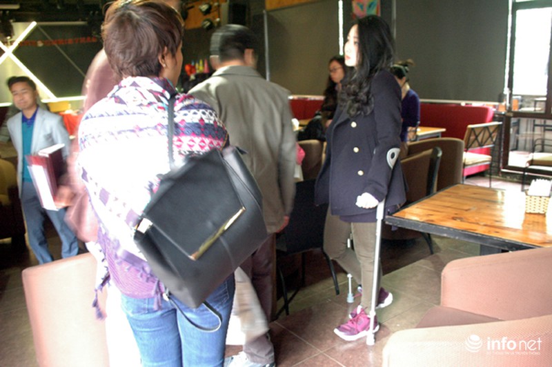 Con gái GS Ngô Bảo Châu chống nạng đi đấu giá sách ủng hộ trẻ em nghèo - ảnh 3