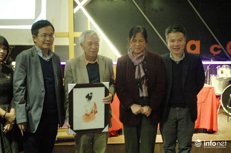 Con gái GS Ngô Bảo Châu chống nạng đi đấu giá sách ủng hộ trẻ em nghèo - ảnh 11