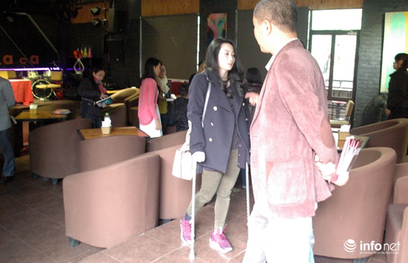 Con gái GS Ngô Bảo Châu chống nạng đi đấu giá sách ủng hộ trẻ em nghèo - ảnh 4