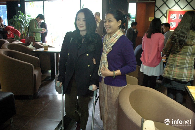 Con gái GS Ngô Bảo Châu chống nạng đi đấu giá sách ủng hộ trẻ em nghèo - ảnh 5