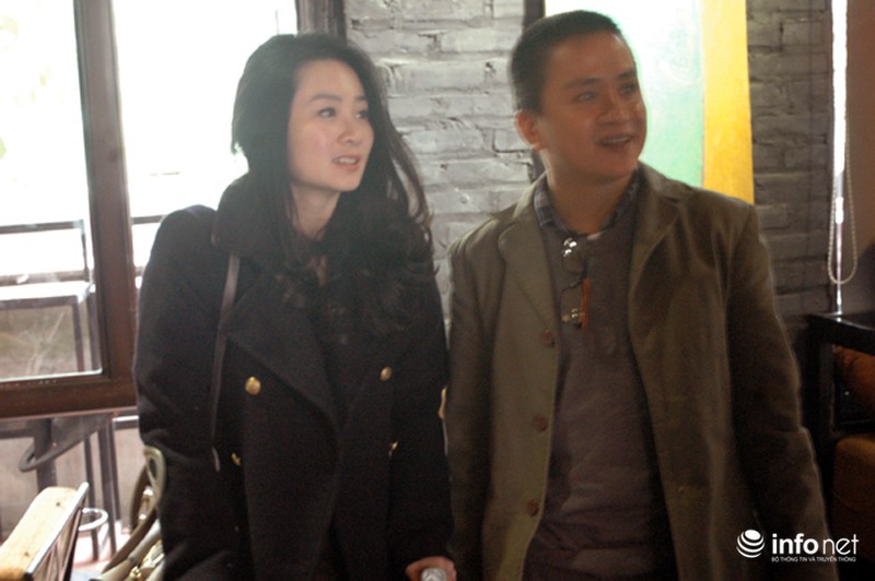 Con gái GS Ngô Bảo Châu chống nạng đi đấu giá sách ủng hộ trẻ em nghèo - ảnh 6