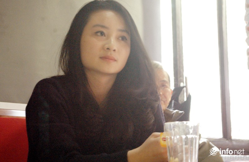 Con gái GS Ngô Bảo Châu chống nạng đi đấu giá sách ủng hộ trẻ em nghèo - ảnh 7