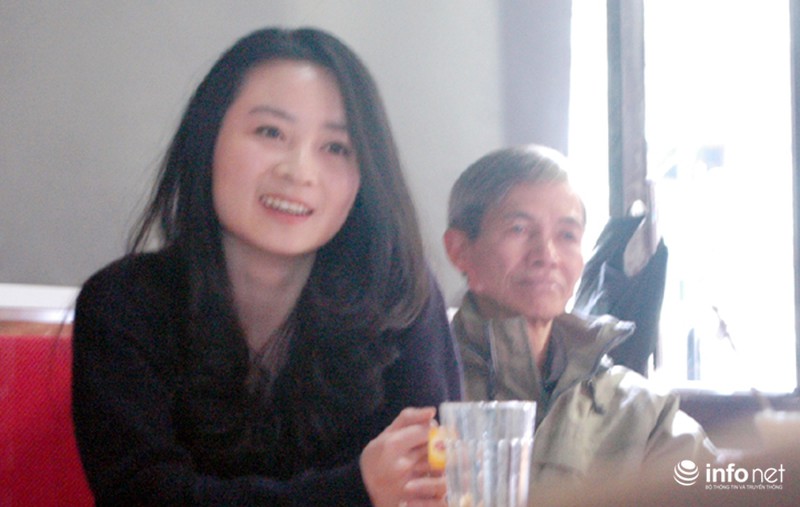 Con gái GS Ngô Bảo Châu chống nạng đi đấu giá sách ủng hộ trẻ em nghèo - ảnh 2