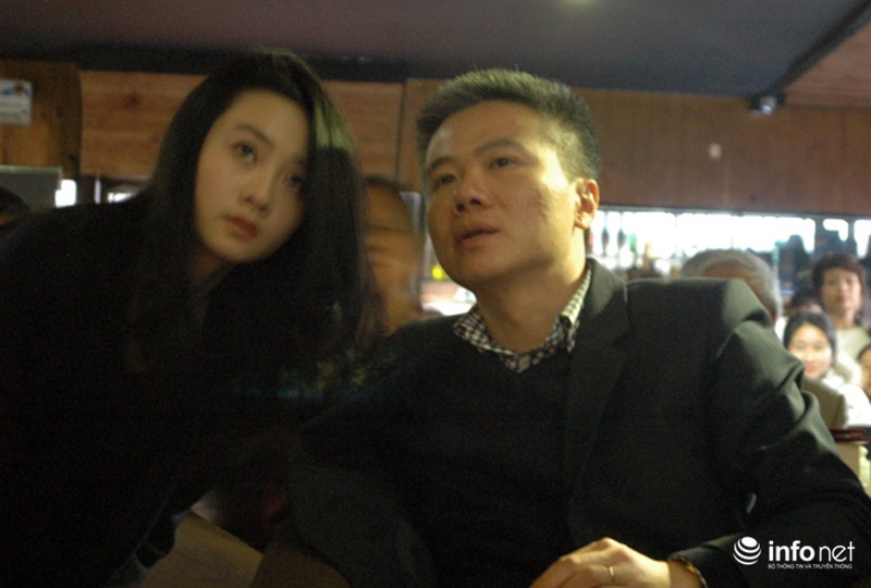 Con gái GS Ngô Bảo Châu chống nạng đi đấu giá sách ủng hộ trẻ em nghèo - ảnh 8