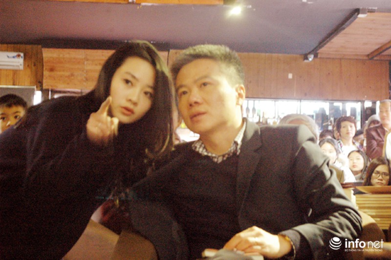 Con gái GS Ngô Bảo Châu chống nạng đi đấu giá sách ủng hộ trẻ em nghèo - ảnh 1