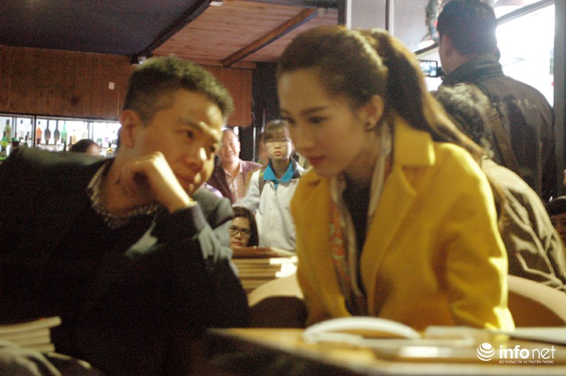 Con gái GS Ngô Bảo Châu chống nạng đi đấu giá sách ủng hộ trẻ em nghèo - ảnh 9