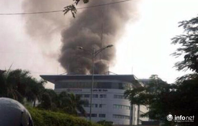 Cháy lớn ở Toyota Mỹ Đình - Hà Nội - ảnh 1