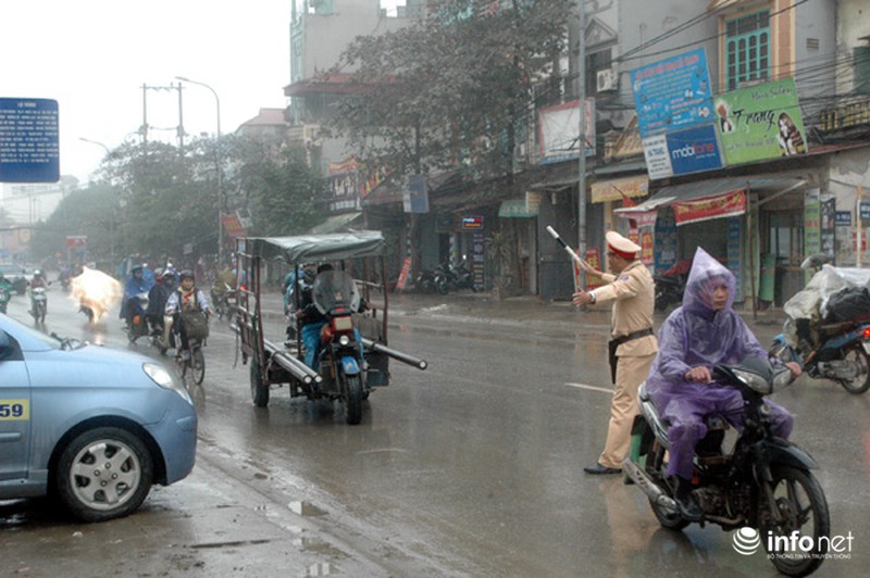 Hà Nội: CSGT đội mưa xử lý phương tiện gây nguy hiểm cho người khác - ảnh 1