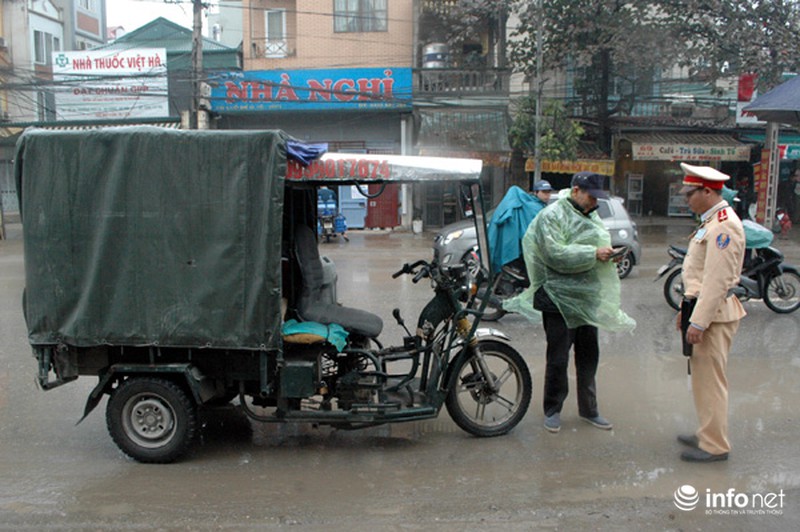 Hà Nội: CSGT đội mưa xử lý phương tiện gây nguy hiểm cho người khác - ảnh 10