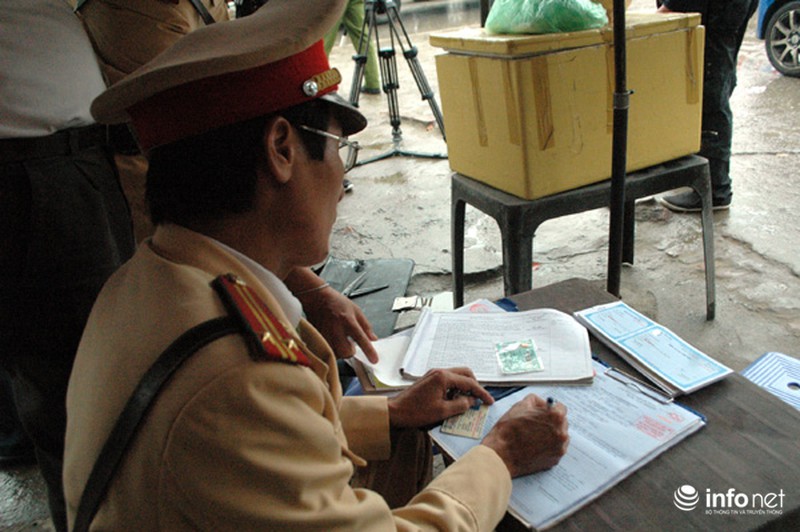 Hà Nội: CSGT đội mưa xử lý phương tiện gây nguy hiểm cho người khác - ảnh 12