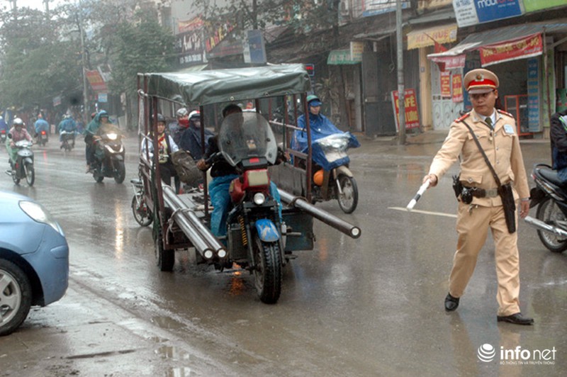 Hà Nội: CSGT đội mưa xử lý phương tiện gây nguy hiểm cho người khác - ảnh 2