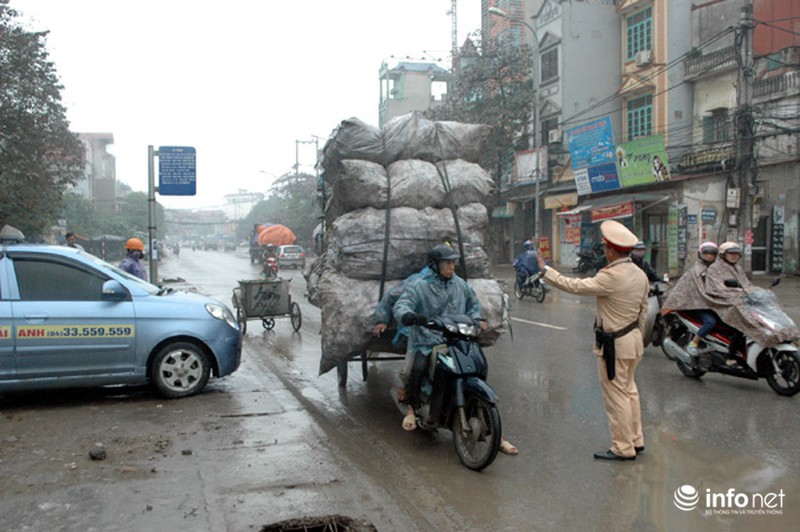 Hà Nội: CSGT đội mưa xử lý phương tiện gây nguy hiểm cho người khác - ảnh 6
