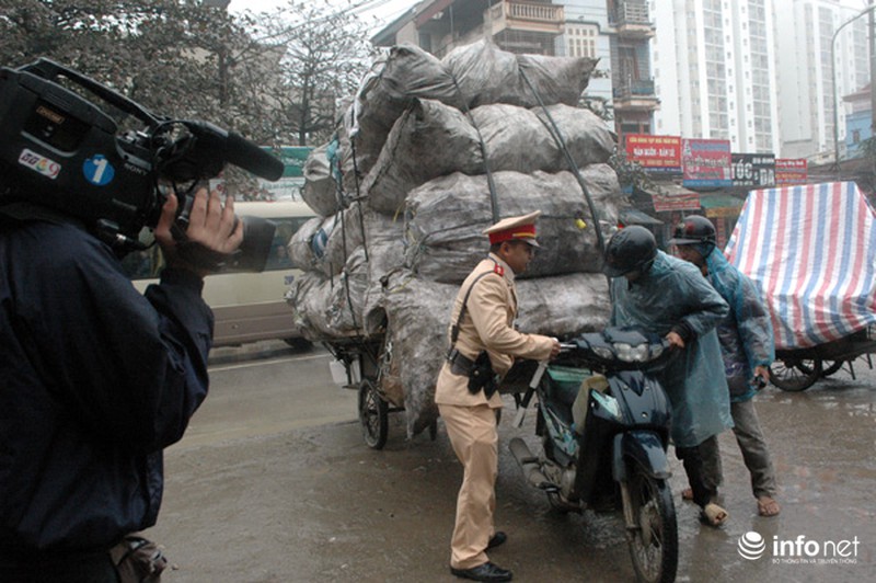 Hà Nội: CSGT đội mưa xử lý phương tiện gây nguy hiểm cho người khác - ảnh 8