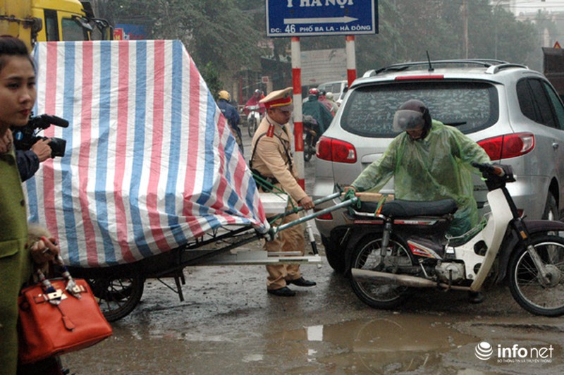 Hà Nội: CSGT đội mưa xử lý phương tiện gây nguy hiểm cho người khác - ảnh 9