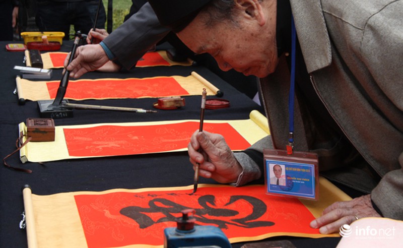 Nhộn nhịp phố chữ Xuân Bính Thân giữa lòng Thủ đô - ảnh 2