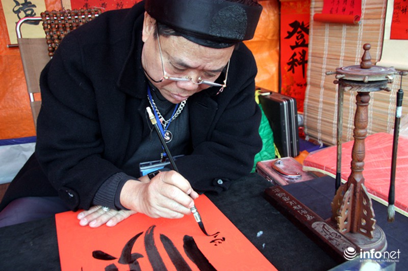 Nhộn nhịp phố chữ Xuân Bính Thân giữa lòng Thủ đô - ảnh 3