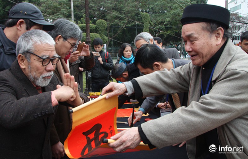 Nhộn nhịp phố chữ Xuân Bính Thân giữa lòng Thủ đô - ảnh 5