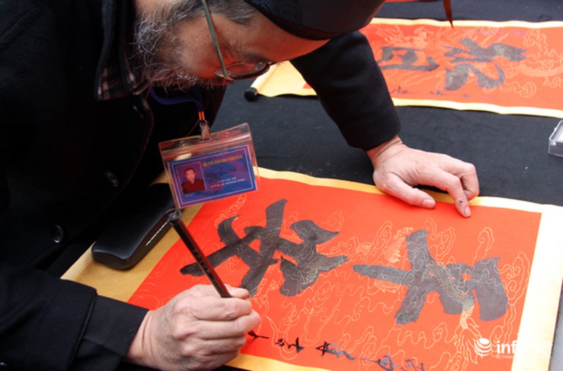 Nhộn nhịp phố chữ Xuân Bính Thân giữa lòng Thủ đô - ảnh 6